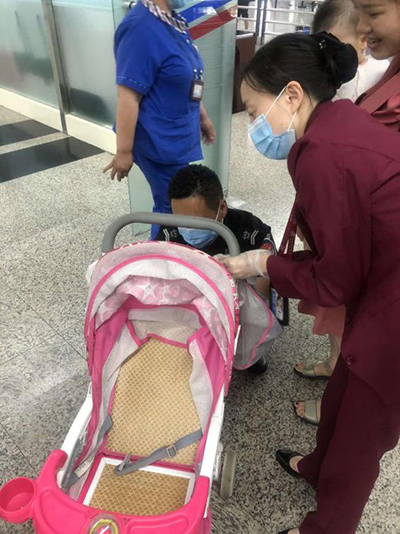 圖片1.png“真情服務(wù)”是讓旅客更加安心、放心、舒心的出行。行查室作為部門進(jìn)港服務(wù)的最后一個環(huán)節(jié)，在日常工作中也很注重服務(wù)細(xì)節(jié)。6月10日，行查室工作人員幫助旅客打開嬰兒車，為她排憂解難。.png